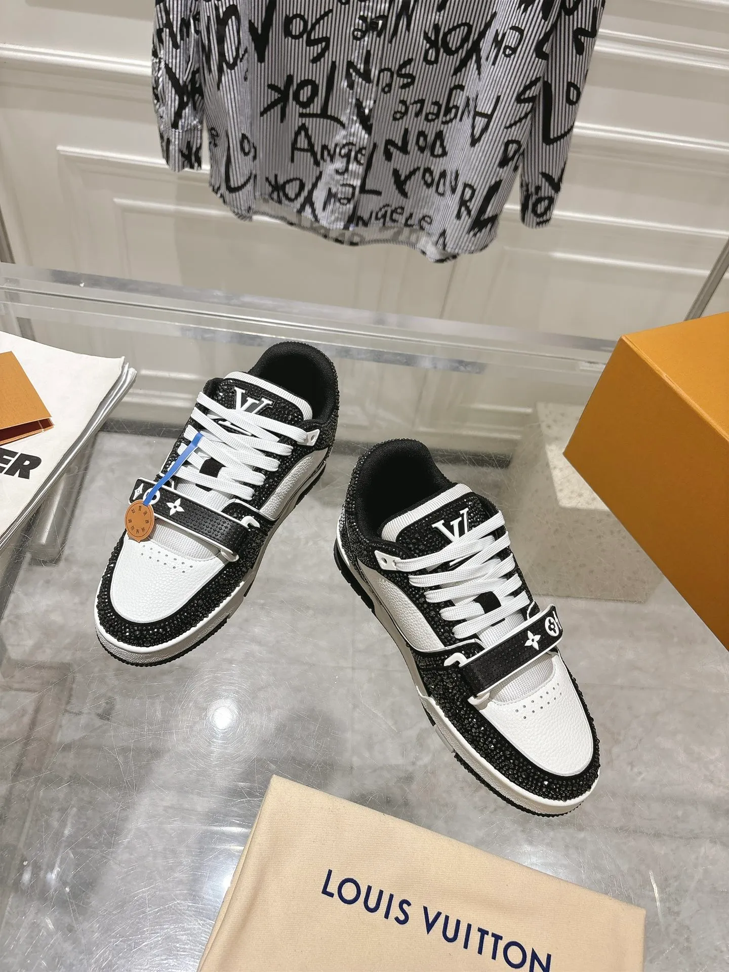 💕💕Factory direct selling price p840💕💕 Top version #couple style ⚠️ Comes with a full set of aviation box packaging ⚠️2️⃣0️⃣2️⃣5️⃣The hot LV full diamond 𝘁𝗿𝗮𝗶𝗻𝗲𝗿 series of the latest couple's sneakers, the quality has been upgraded again, the details are awesome It just doesn’t look too good! The model was sold out immediately within ten minutes of the official website going on sale. TPU outsole, mold fee is 2w+. The texture is comparable to the original version. The feet are made of polymeter micro-material and breathable British mesh. The details are the same as the original version. Please pay attention to distinguish the currency materials on the market. Size: Female 35-39, Male 39-45M